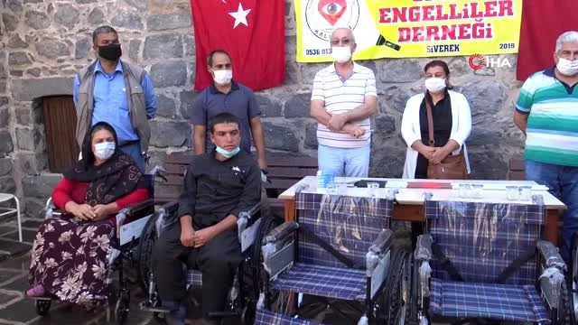 'Siverek Liseliler Grubu' ilçede bulunan 30 yürüme engelli vatandaşa manuel sandalye hediye etti