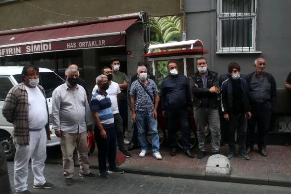 İBB, Taksim'deki simitçilerin faaliyetlerini durdurmasının ardından tezgahlarını da kaldırdı