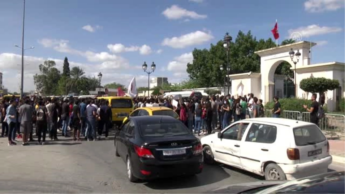 Tunus\'ta güvenlik güçlerine saldırının cezalandırılmasını öngören tasarı protesto edildi