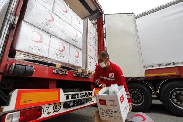 Türkiye'den Azerbaycan'a 4 TIR'lık insani yardım