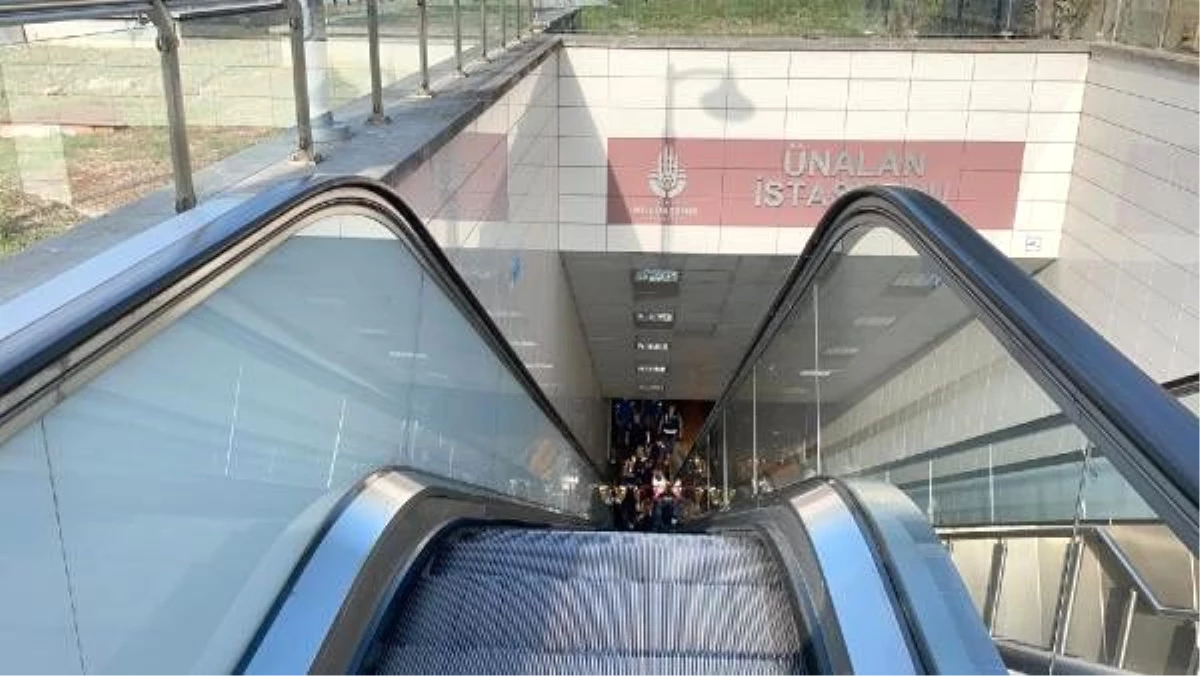 Üsküdar\'da metro raylarına atlayan kişi ağır yaralandı