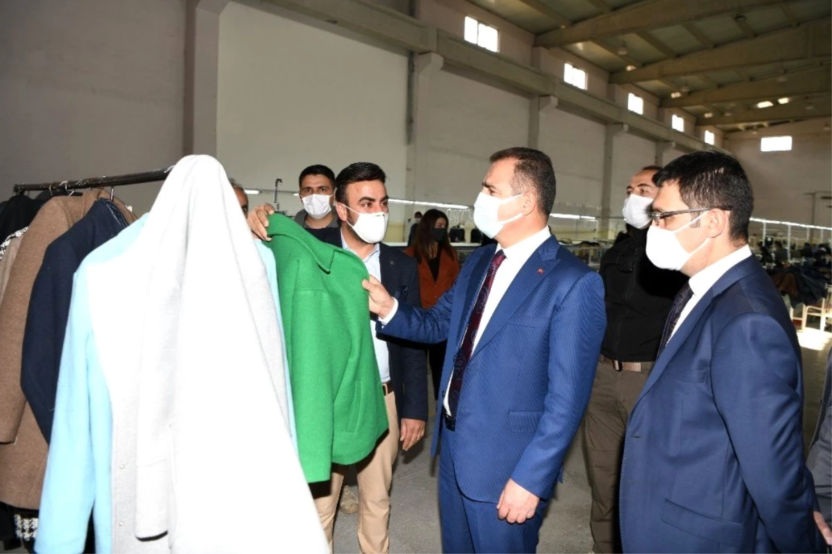 Vali Akbıyık, 120 kişiyi istihdam eden tekstil atölyesini ziyaret etti