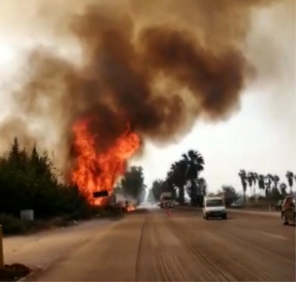 Son dakika haberleri | Yangın Adana-Mersin\'in trafik akışını kesti