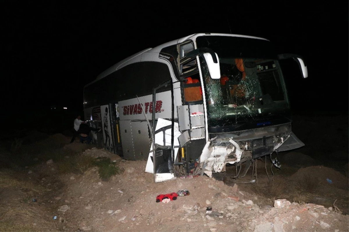 Yozgat\'ta yolcu otobüsü şarampole düştü: 10 kişi yaralandı