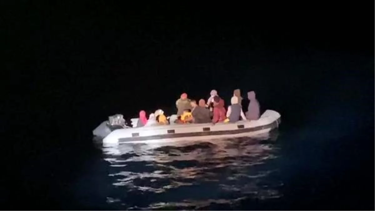 Yunanistan\'ın ölüme terk ettiği 18 kaçak göçmeni Sahil Güvenlik kurtardı