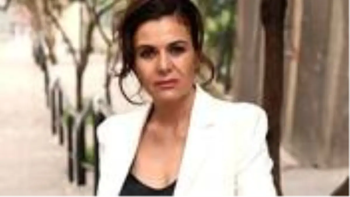 Zümrüdüanka dizisinin oyuncusu Hatice Aslan\'dan cesur pozlar! Genç kızlara taş çıkarttı