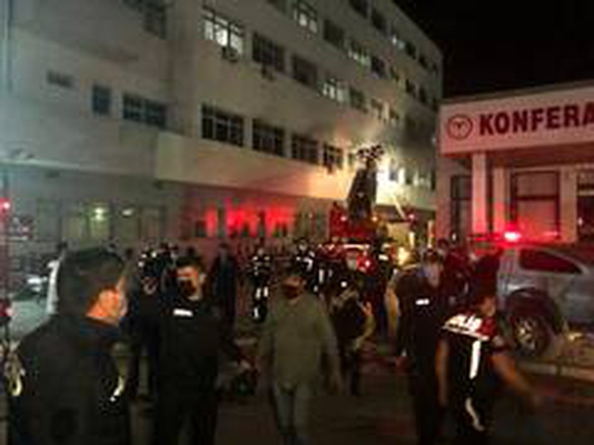 Ankara\'da psikiyatri hastası yatağını tutuşturdu: 10 kişi dumandan etkilendi