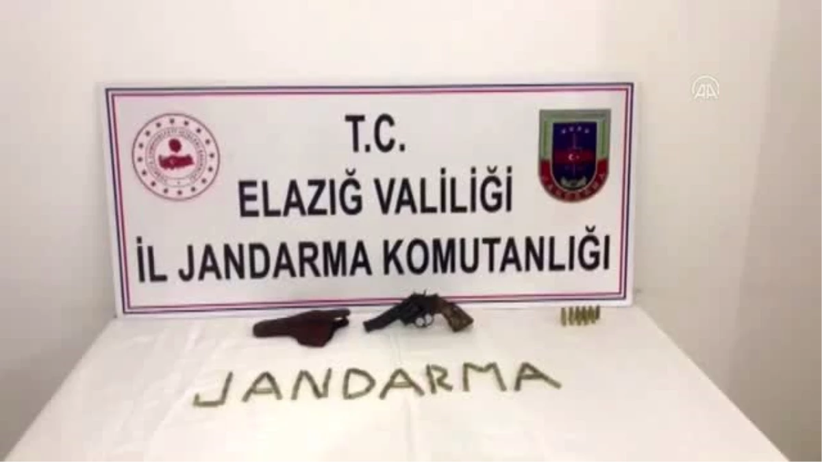 Son dakika! Aracında silah ve mühimmatla yakalanan kişi gözaltına alındı