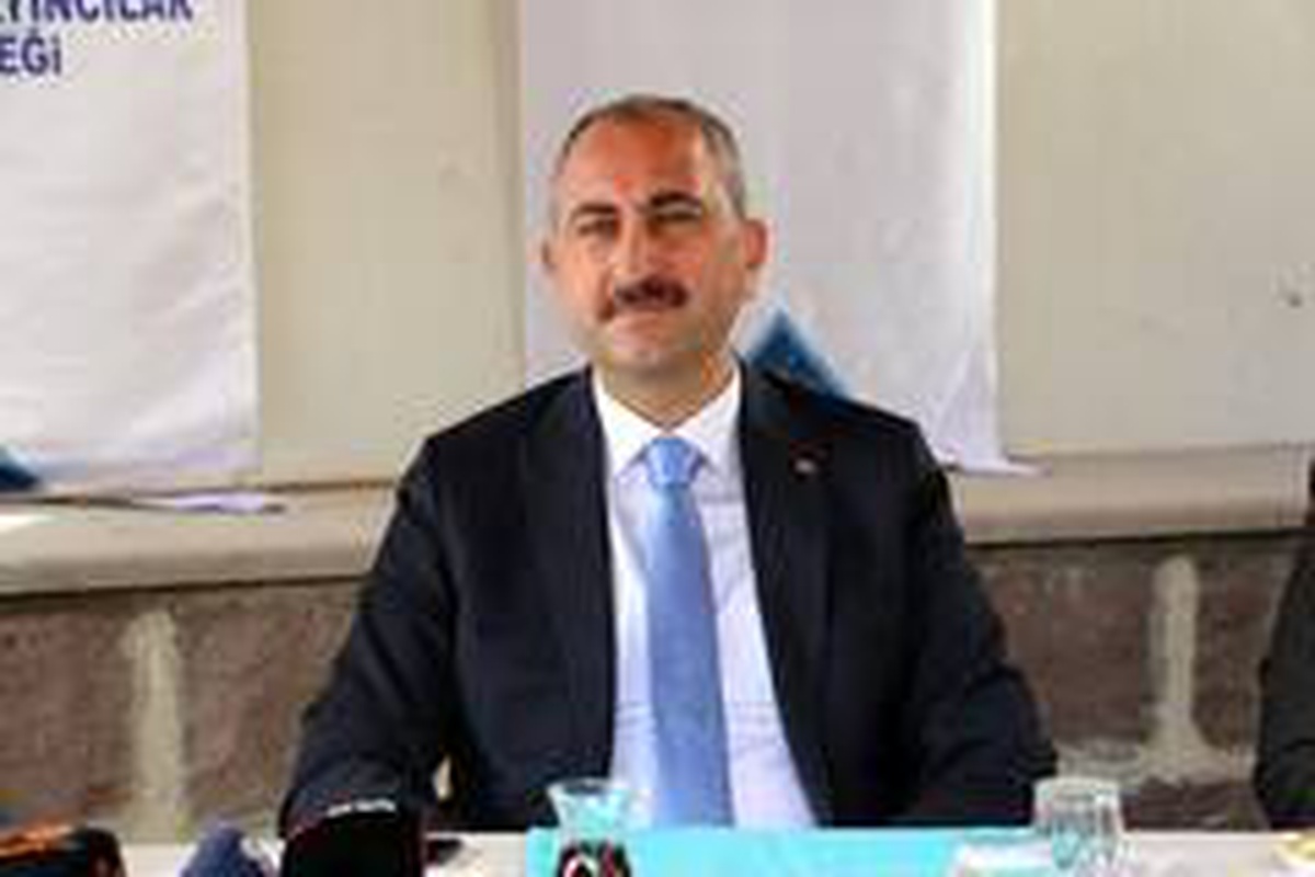 Bakan Gül\'den hakim ve savcıları ilgilendiren paylaşım
