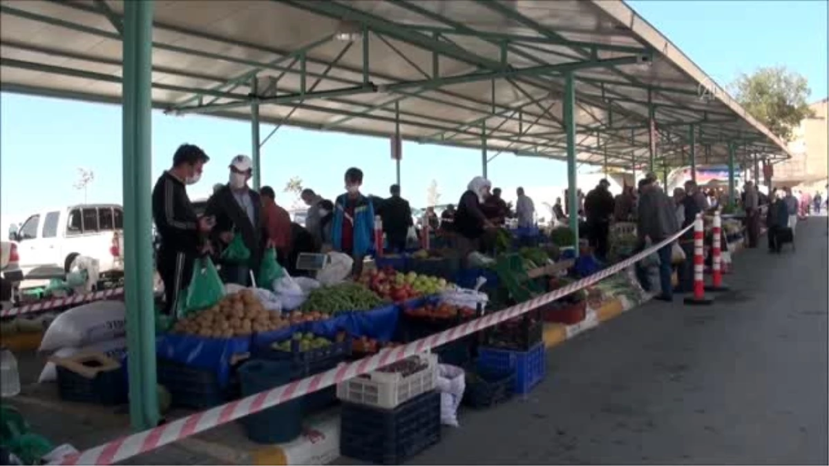 Demirci\'de ahilik geleneğini yaşatan pazarcılar, tezgahlarını dua ile açıyor