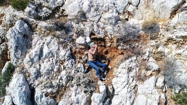 Denize inmek isterken kayalıklarda mahsur kalan Ukraynalı turist 6 saatte kurtarıldı