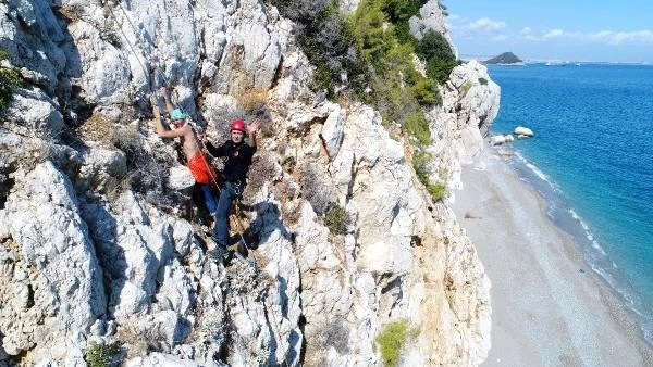 Denize inmek isterken kayalıklarda mahsur kalan Ukraynalı turist 6 saatte kurtarıldı