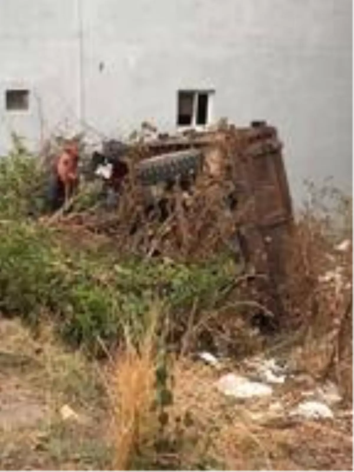 Freni boşalan traktör şarampole yuvarlandı, sürücü atlayarak kurtuldu