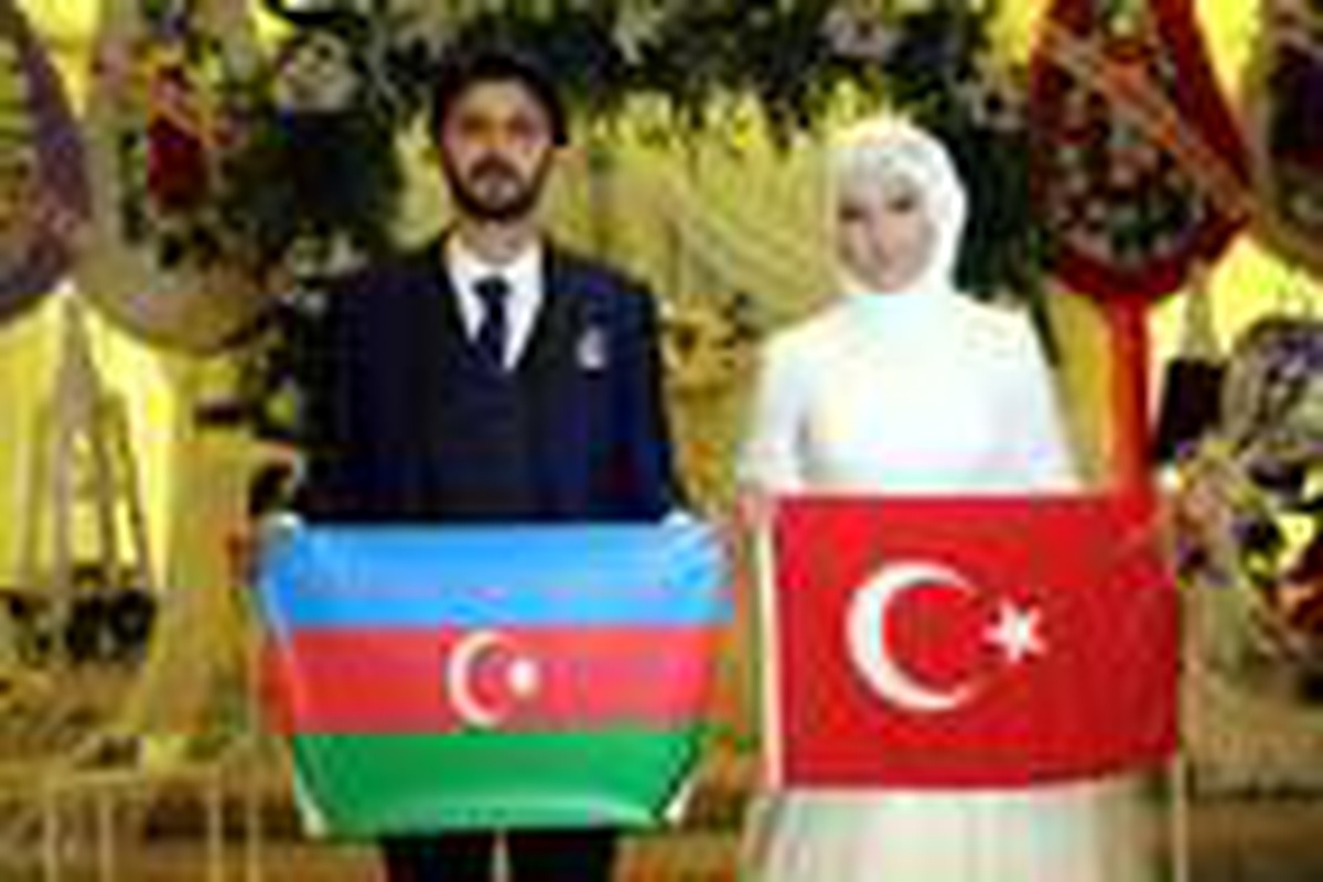 Gelin ve damat düğünlerinde Türk ve Azerbaycan bayrağı açtı