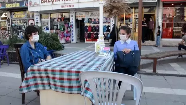 Görme engelli genç kız yazdığı kitapları kurduğu stantta satıyor