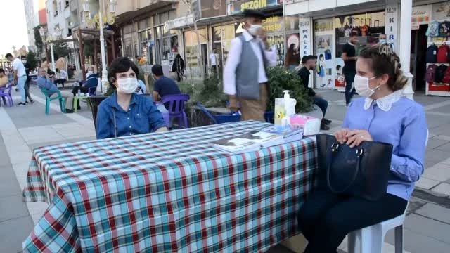 Görme engelli genç kız yazdığı kitapları kurduğu stantta satıyor