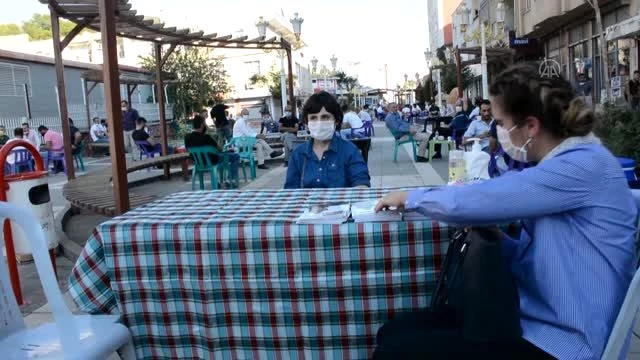 Görme engelli genç kız yazdığı kitapları kurduğu stantta satıyor