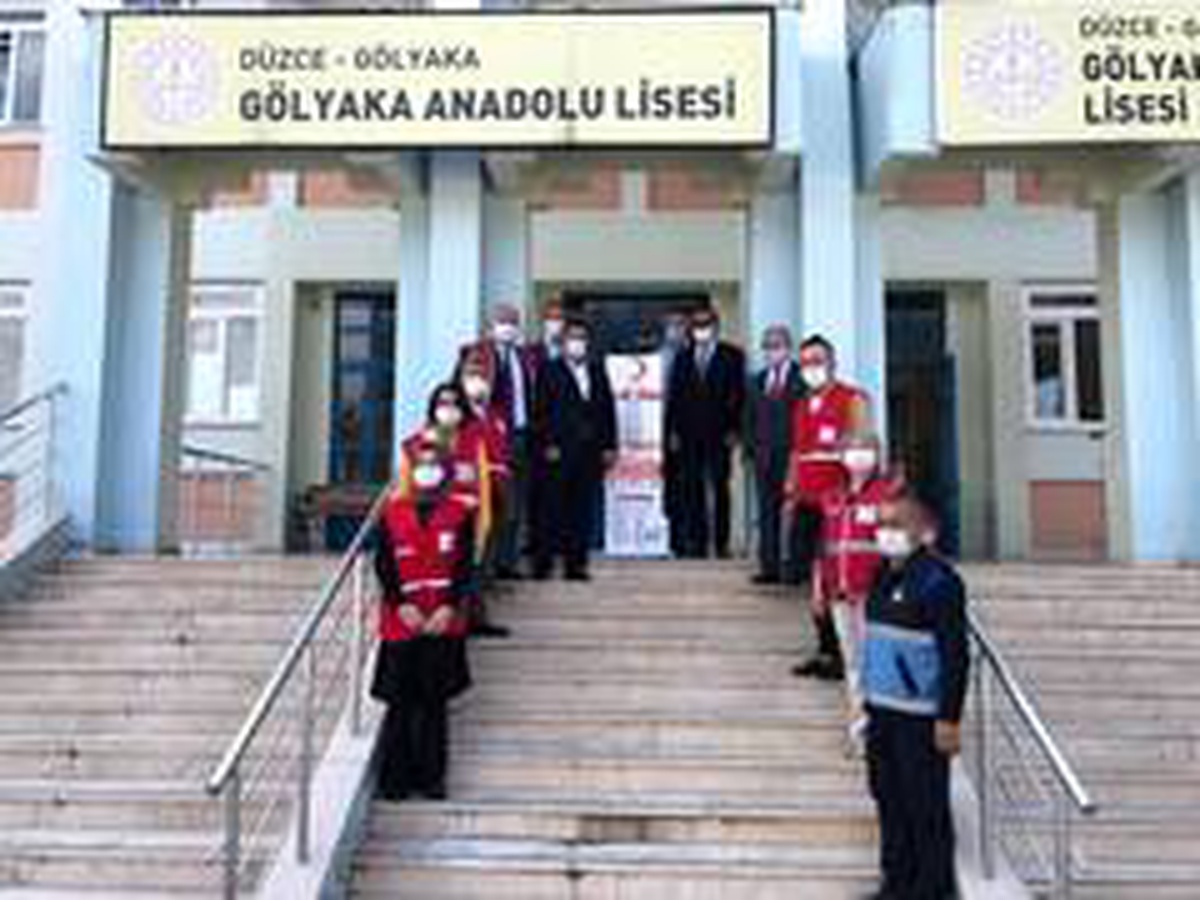 Kızılay\'dan İlkokul öğrencilerine kırtasiye, liselere dezenfektan