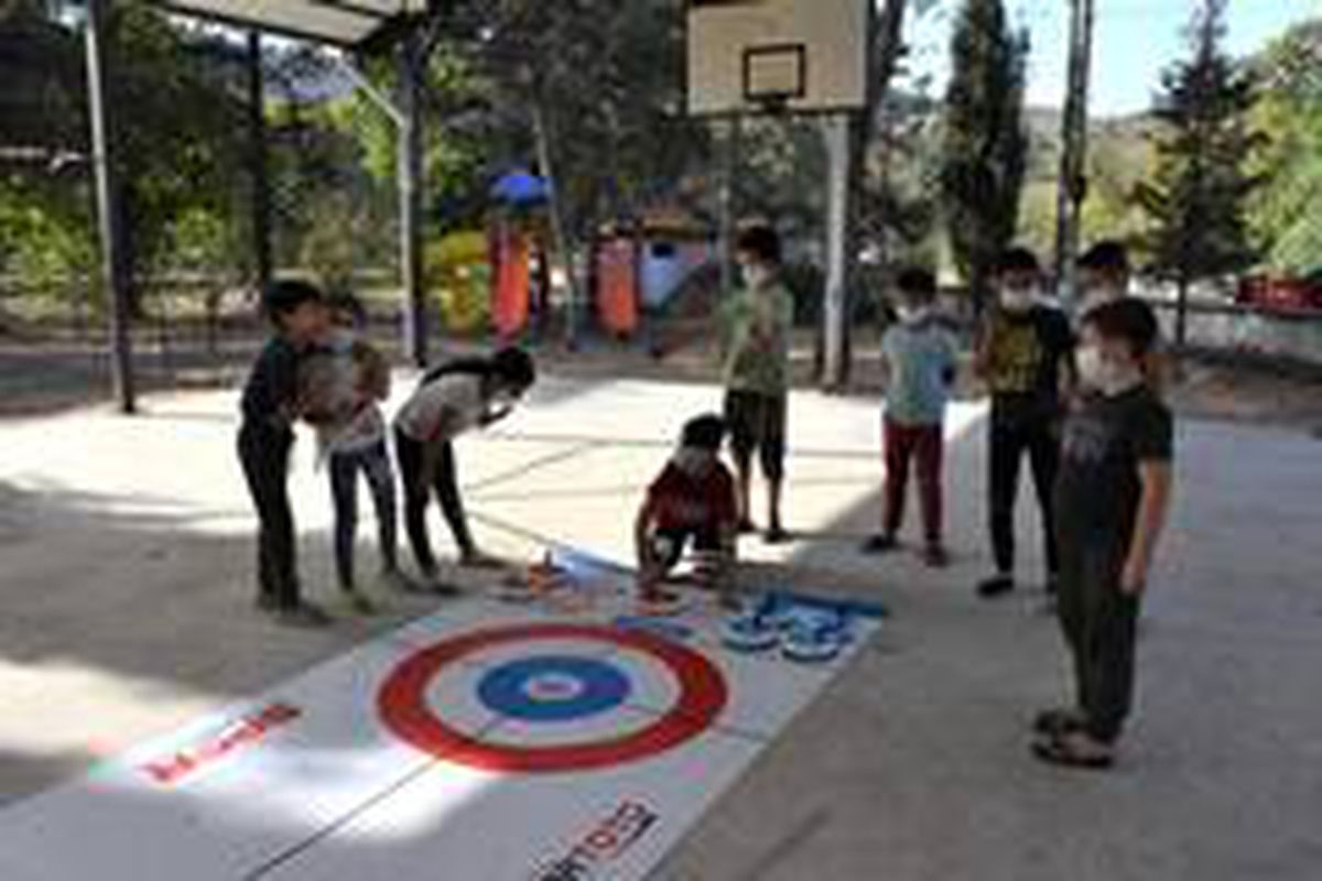 Köyde çocuklar curling oynadı