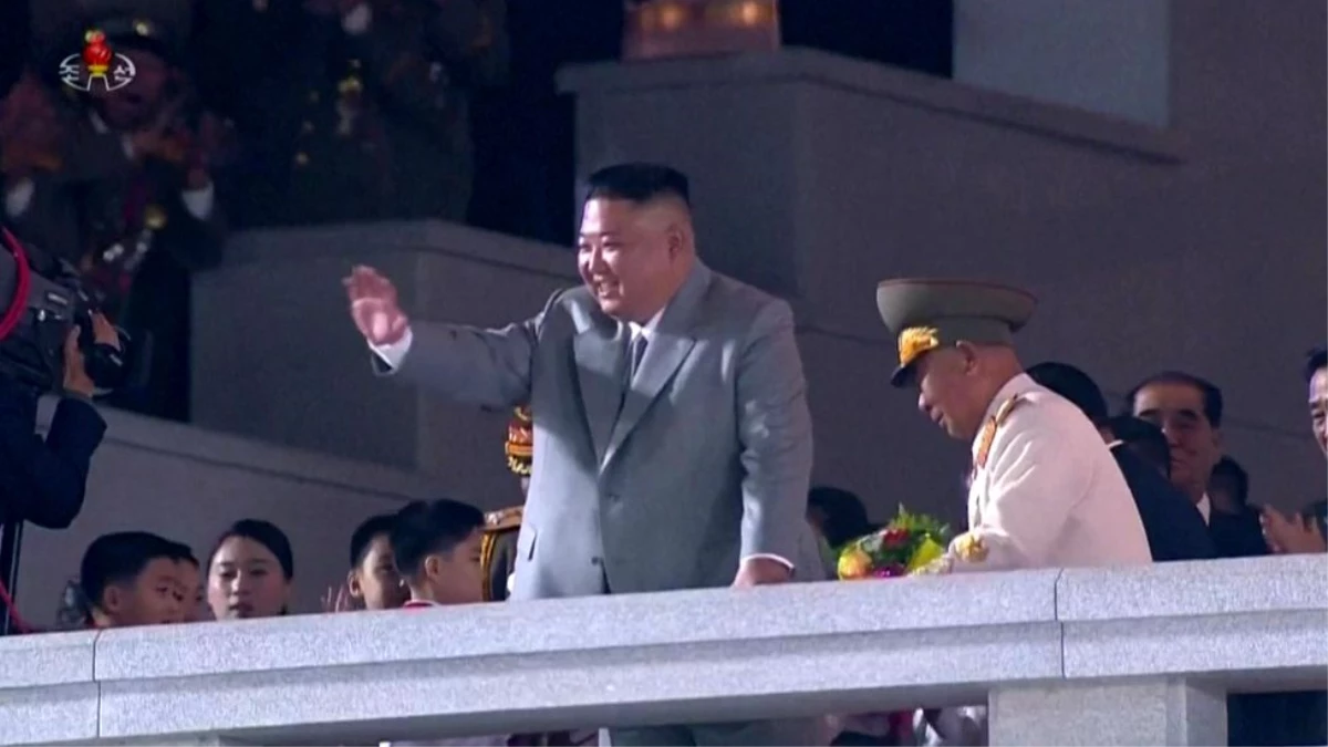 Dünyaya nükleer gözdağı! Kuzey Kore, askeri geçit töreninde füzelerini sergiledi