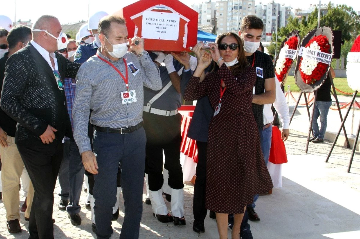 Son dakika haberleri! Otobüste kalp krizi geçiren emekli emniyet müdürünün naaşını eşi ve oğlu taşıdı