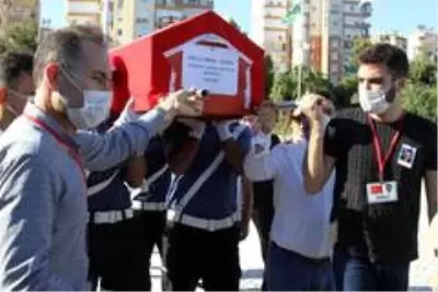 Son dakika haberleri! Otobüste kalp krizi geçiren emekli emniyet müdürünün naaşını eşi ve oğlu taşıdı