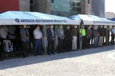 Son dakika haberleri! Otobüste kalp krizi geçiren emekli emniyet müdürünün naaşını eşi ve oğlu taşıdı