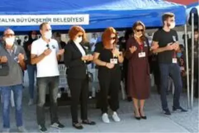 Son dakika haberleri! Otobüste kalp krizi geçiren emekli emniyet müdürünün naaşını eşi ve oğlu taşıdı