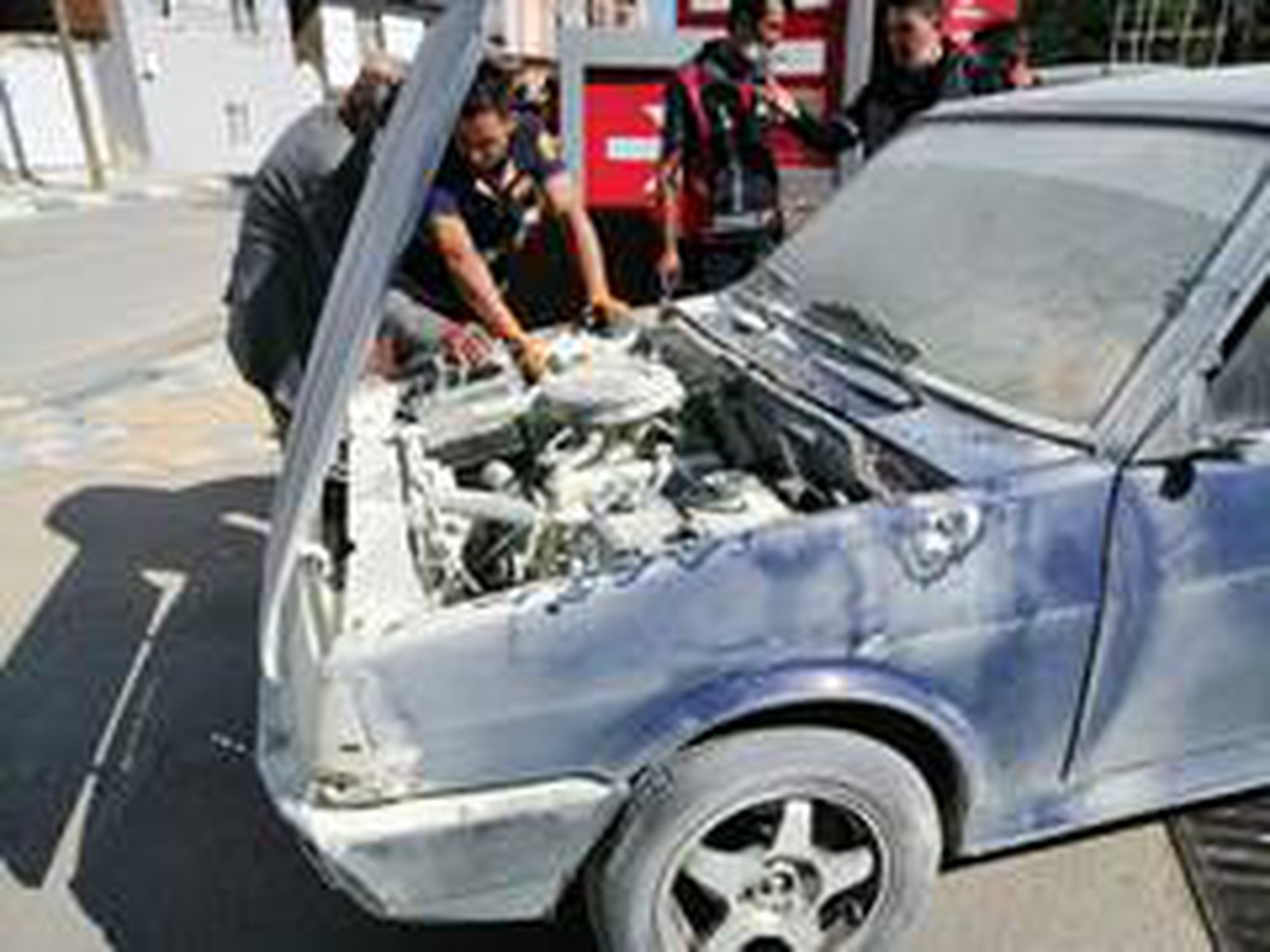 Otomobilde çıkan yangın büyümeden söndürüldü