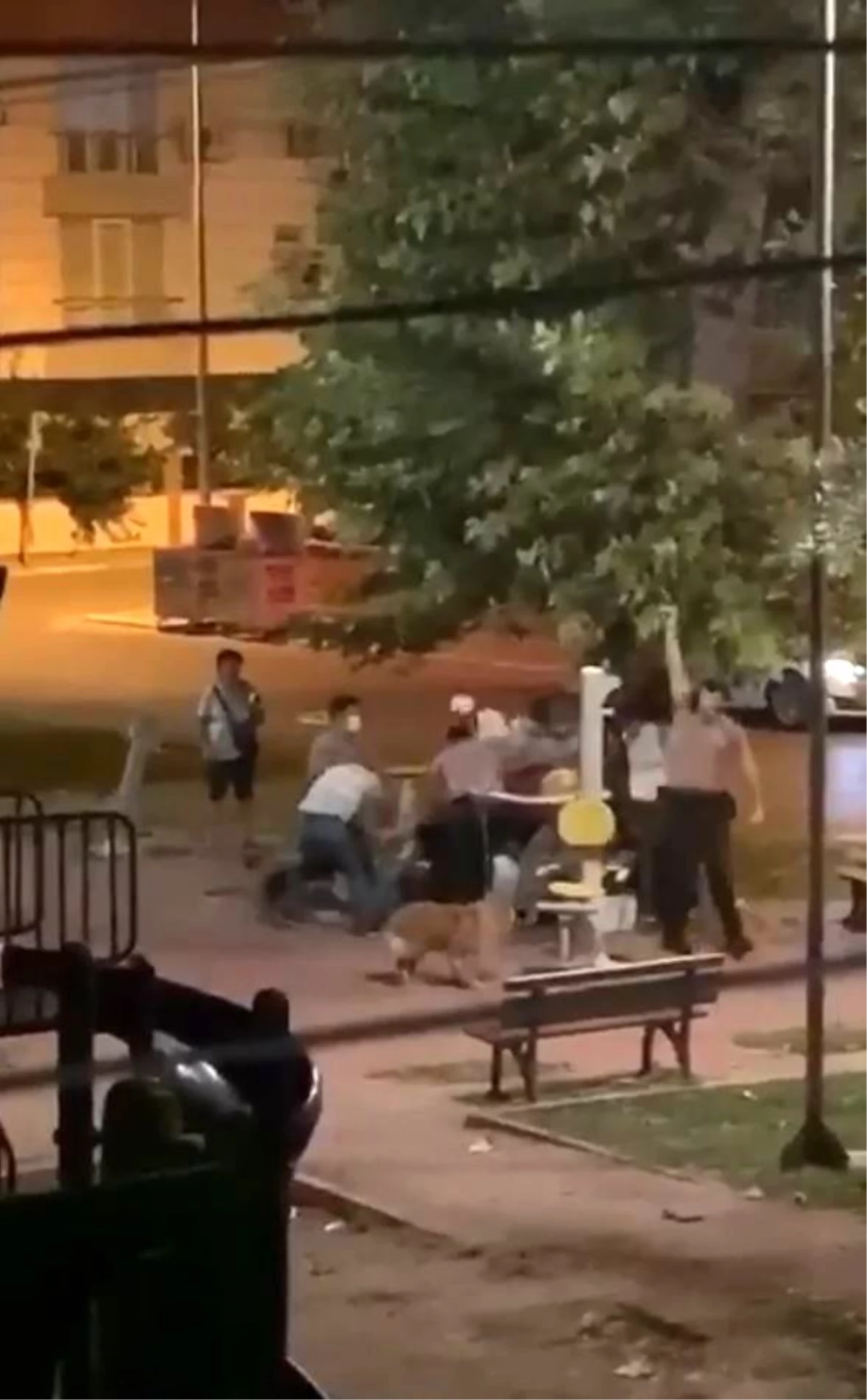 Parktaki kavga, bekçinin havaya ateş açmasıyla sonlandı