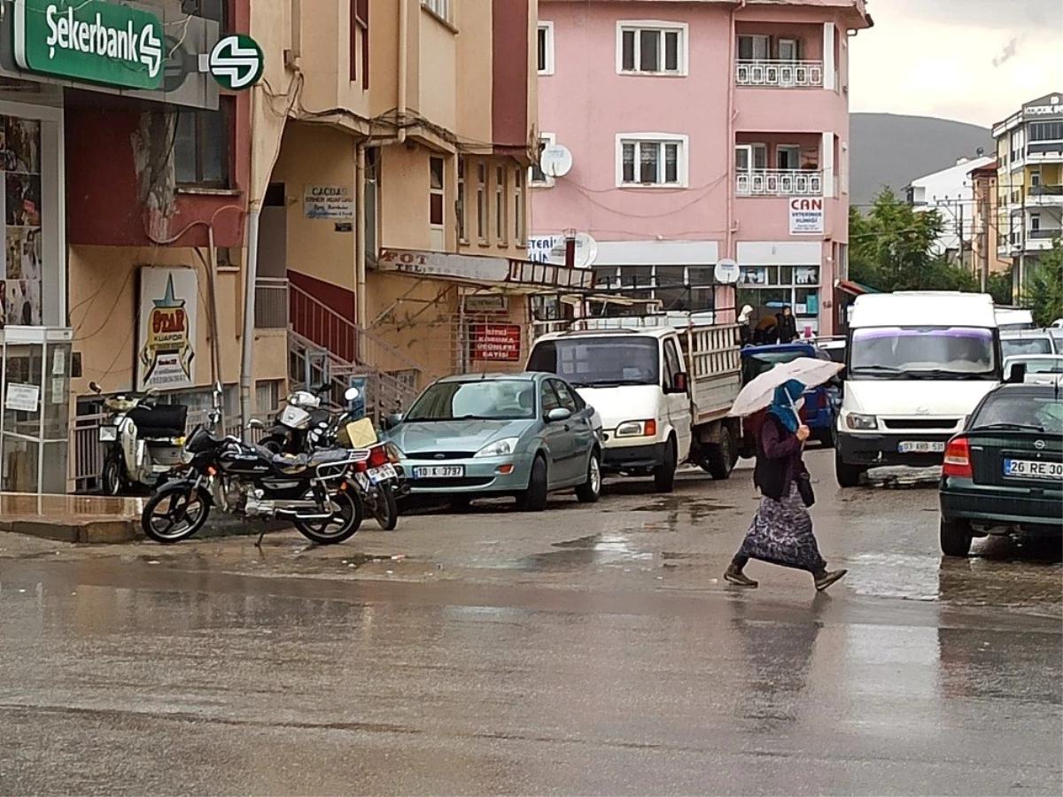 Yağmura hazırlıksız yakalanan vatandaşlar zor anlar yaşadı