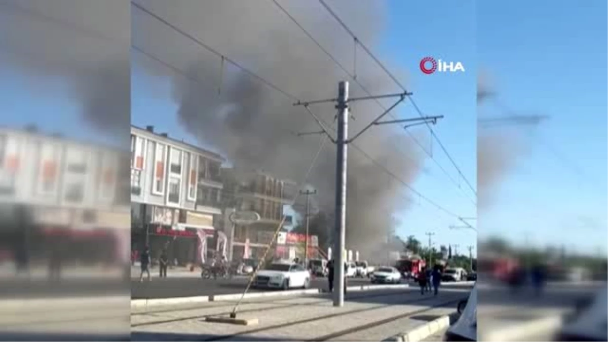 Son dakika haberleri... Antalya\'da mobilya deposunda yangın