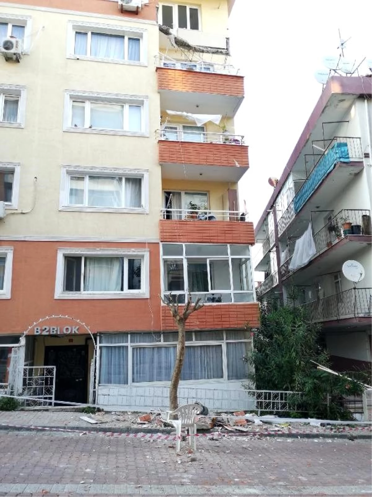 Avcılar\'da bir binanın 4. katındaki balkon çöktü