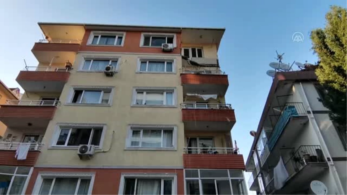 Avcılar\'da bir binanın balkonu çöktü