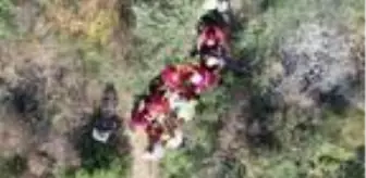 Dağa tırmanırken düştüğü yerde mahsur kalan dağcının kurtarılma anı dronla görüntülendi