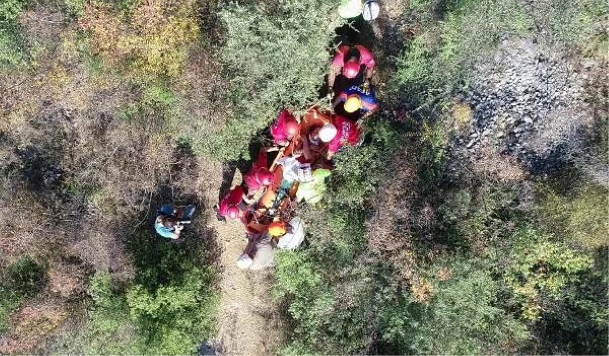 Dağa tırmanırken düştüğü yerde mahsur kalan dağcının kurtarılma anı dronla görüntülendi