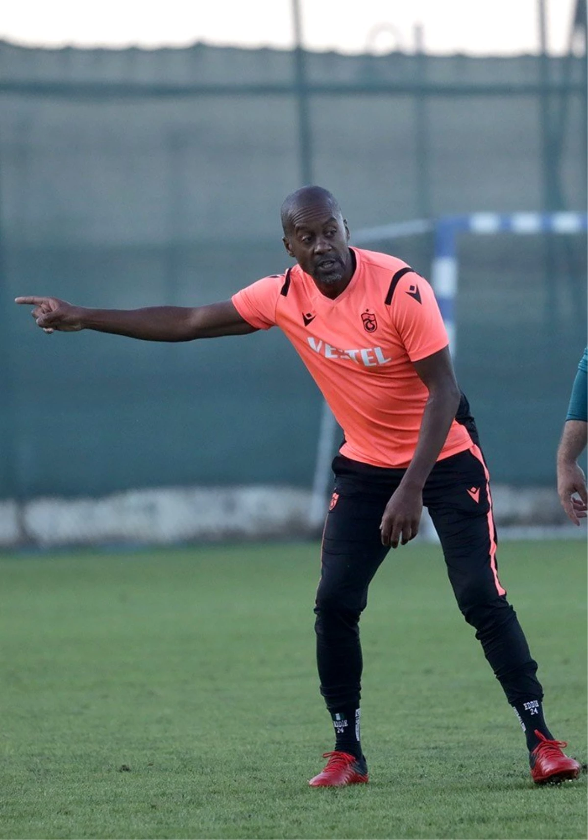 Eddie Newton, Trabzonspor\'un iskeletini belirlemeye çalışıyor