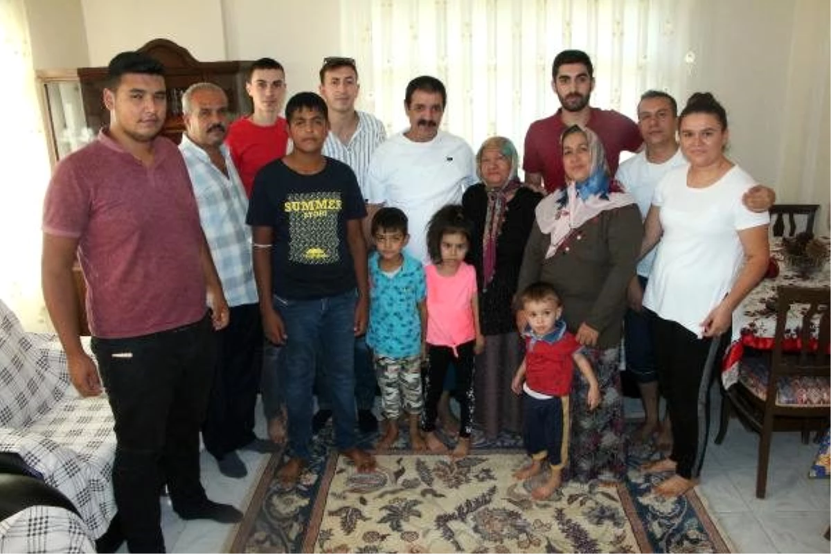 Hafter güçlerinin elinden kurtarılan Türk işletmeci Vahit Kiraz, ailesine kavuştu