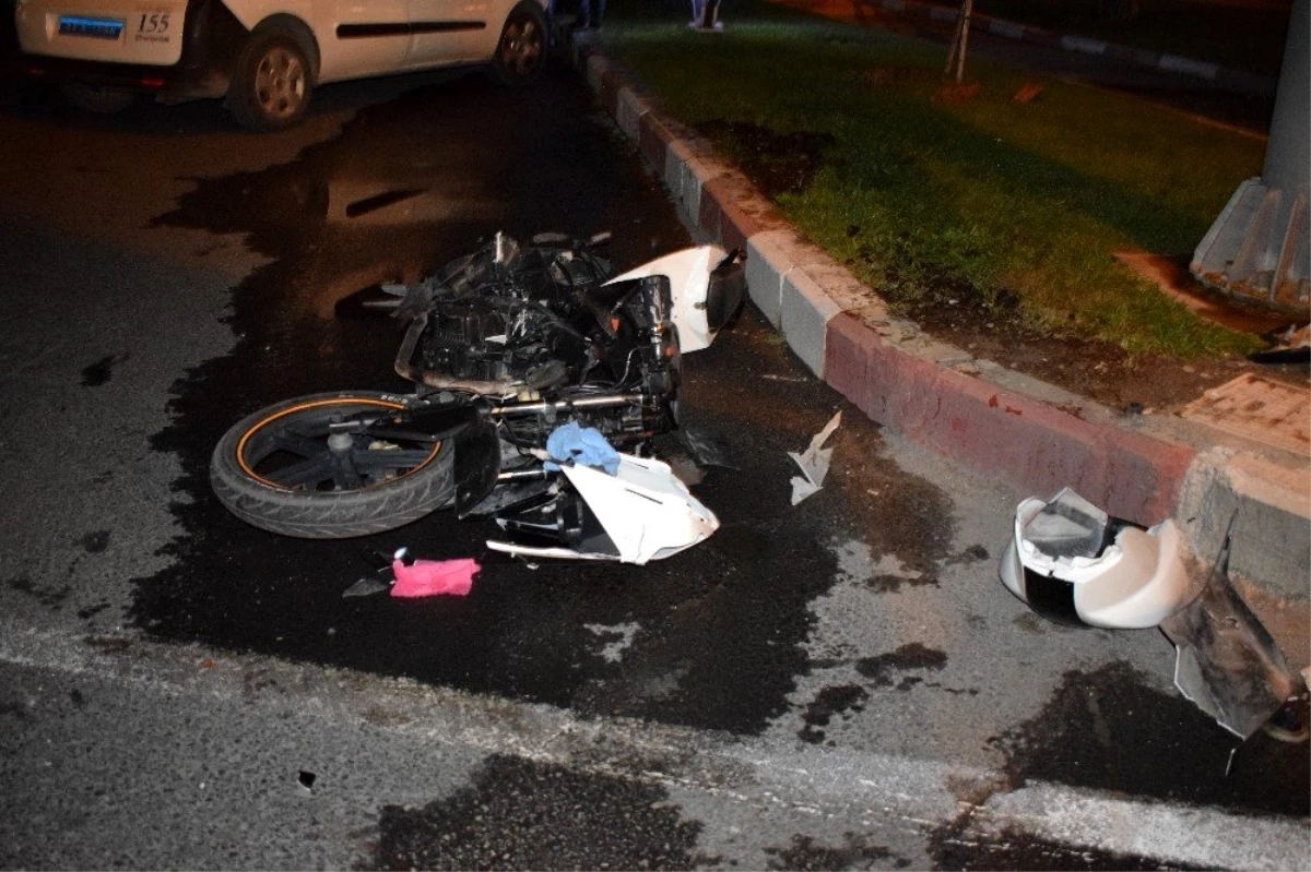 Otomobille çarpışan motosiklet hurdaya döndü: 1 yaralı