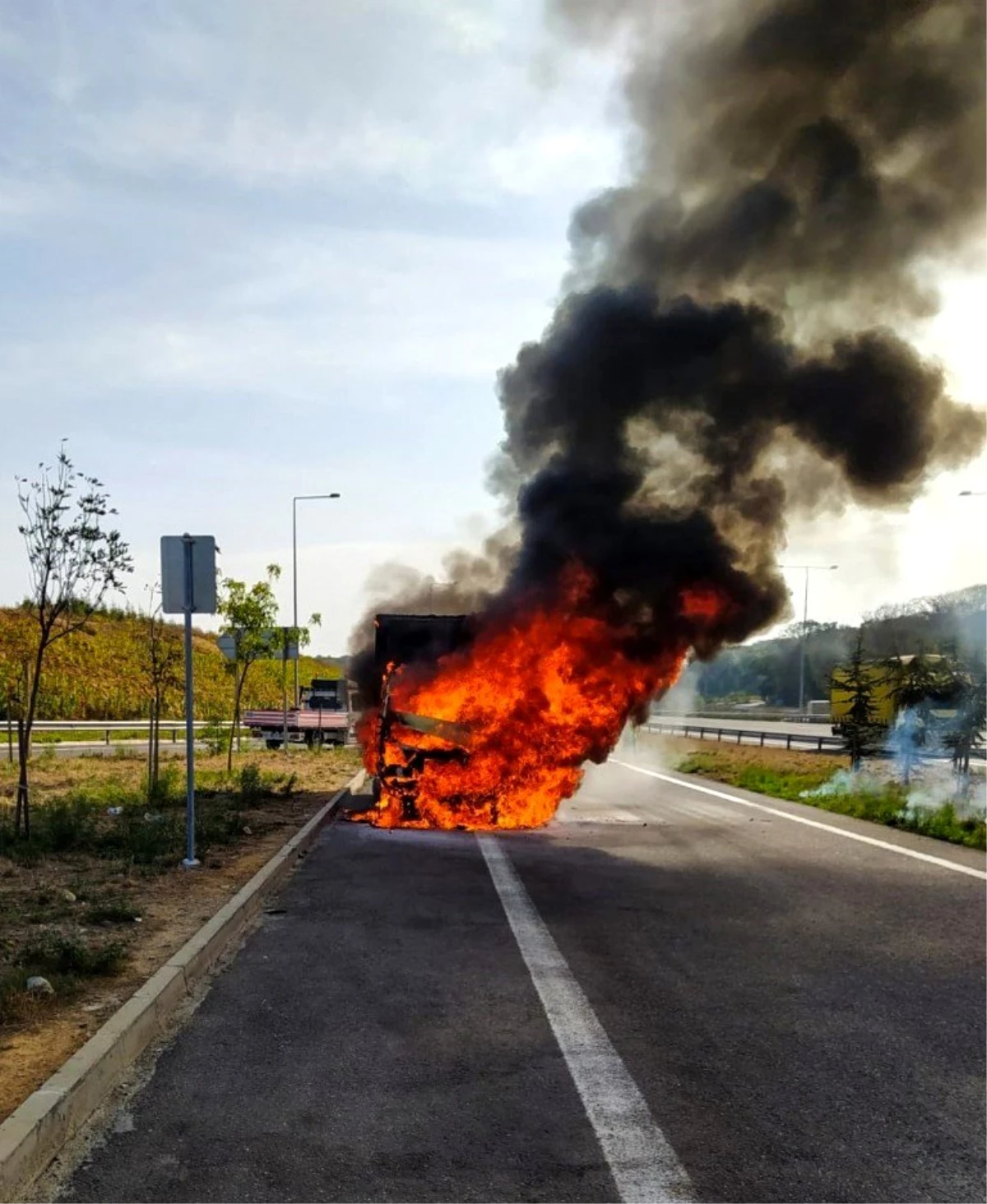 Sarıyer\'de seyir halindeki kamyonet alev topuna döndü