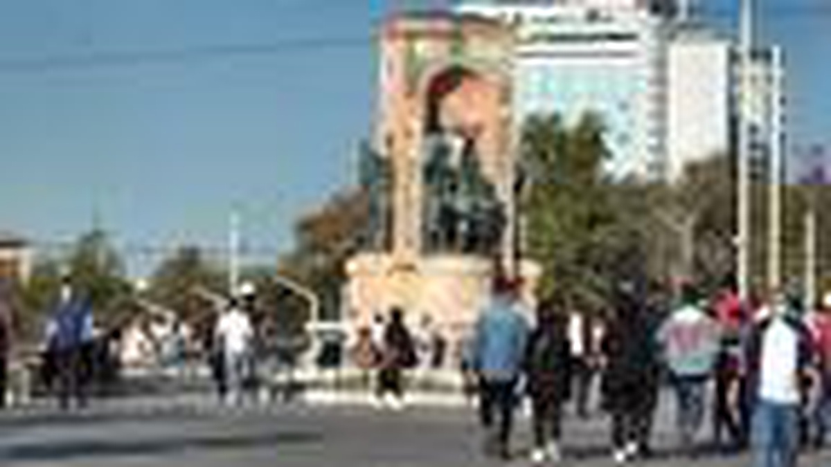 Sıcak havayı görenler Taksim\'e akın etti