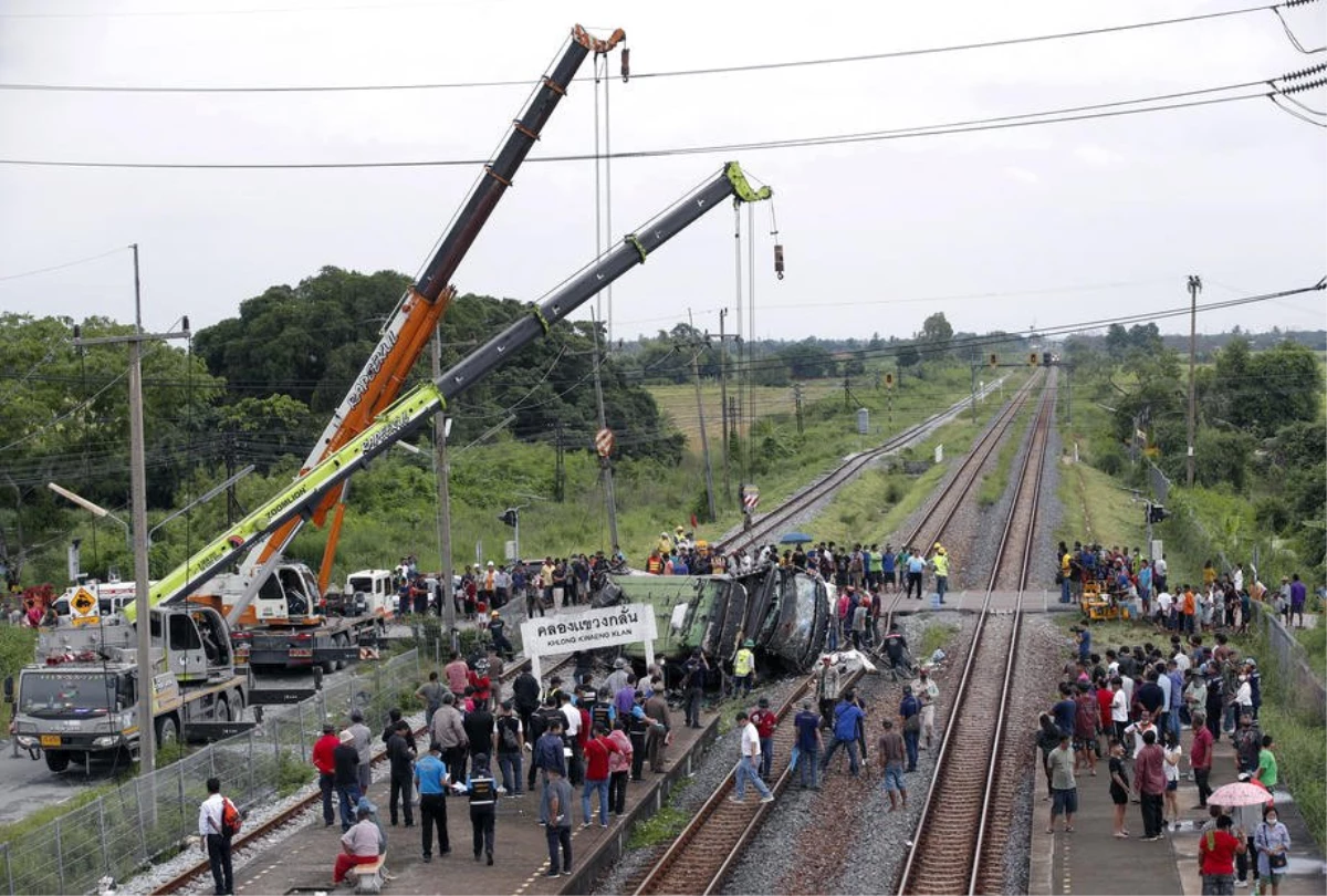 Tayland\'da otobüsle tren çarpıştı: 20 ölü 29 yaralı