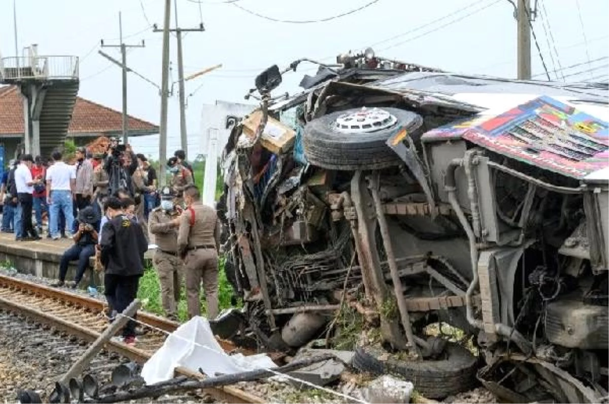 Tayland\'da yolcu otobüsüyle tren çarpıştı: 17 ölü, en az 30 yaralı