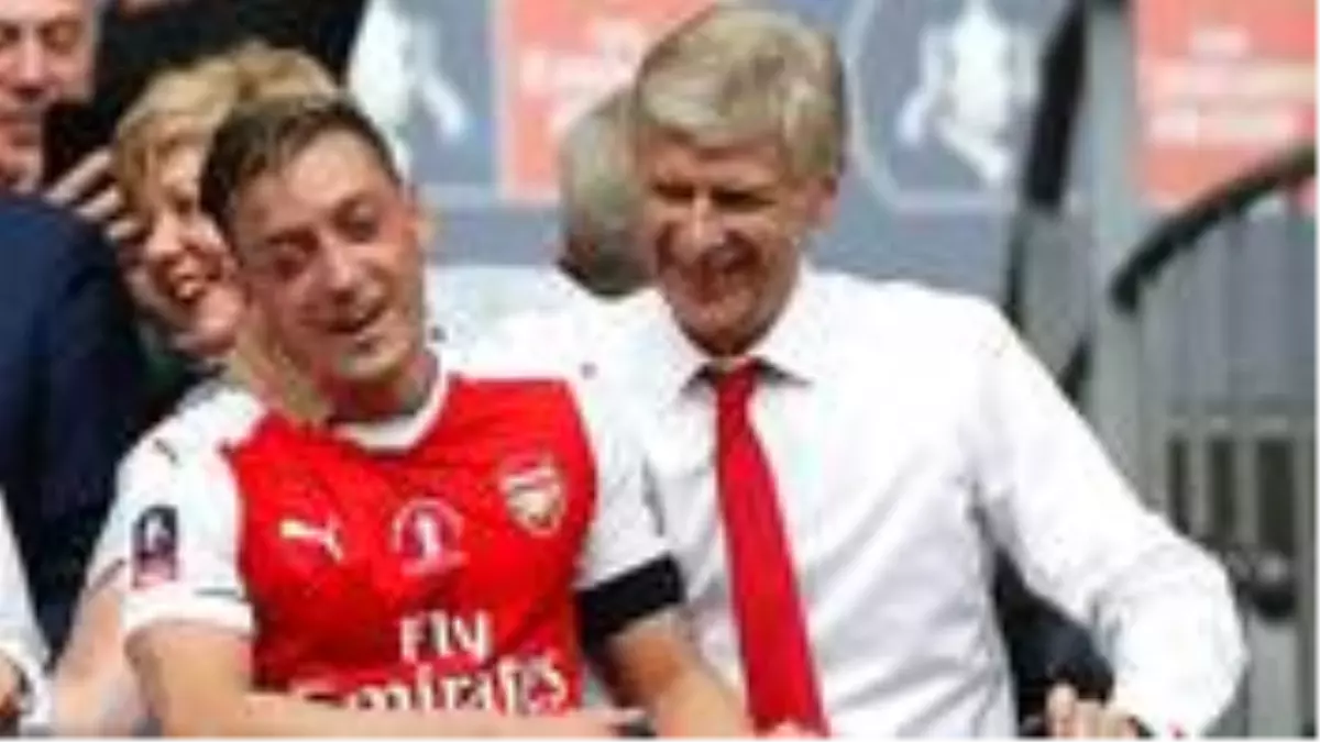 Wenger, "Oynatılmaması israftır" dediği Mesut\'la ilgili ipucu verdi: Defansif oyuncularla oynatılmalı