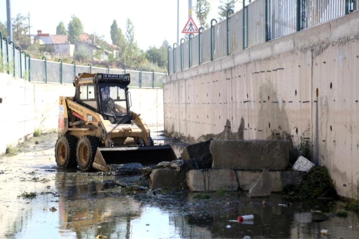 Yağışlara karşı Melikgazi genelinde yağmur suyu kanalları temizleniyor