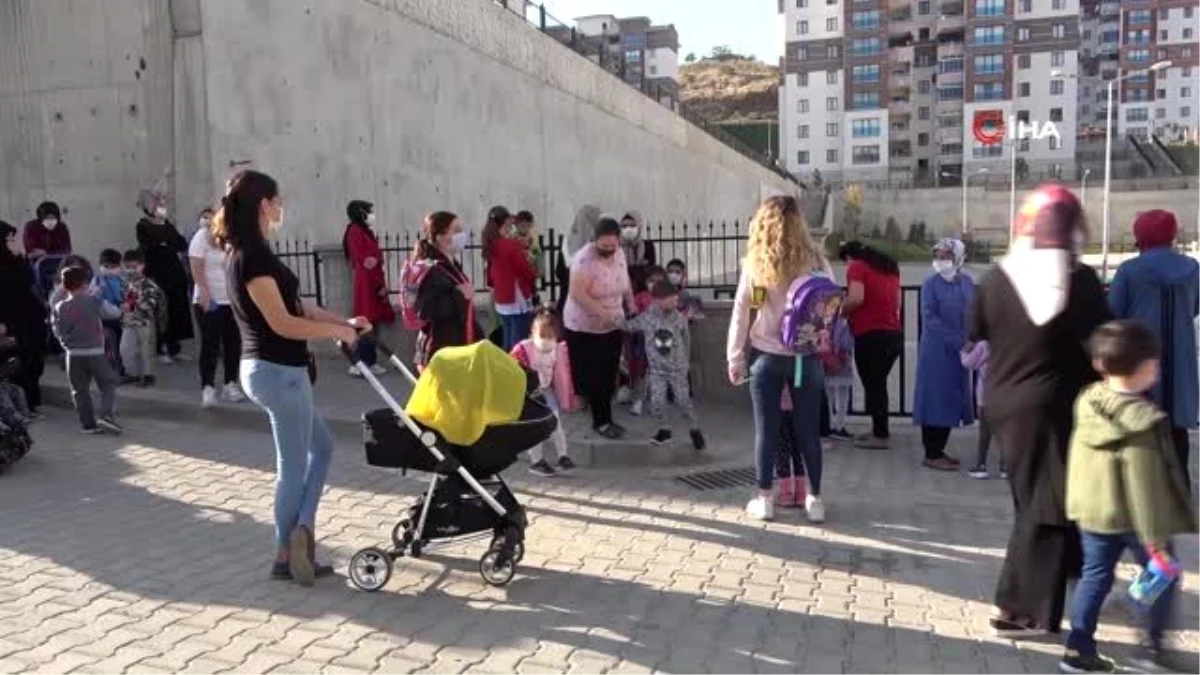 Baba dakikalarca uğraştı, minik Muhammed annesi gelmeden okula girmedi