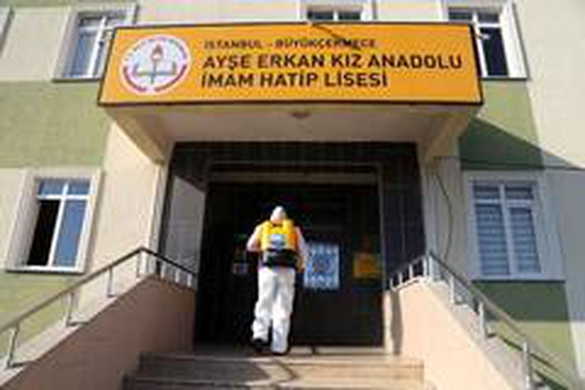 Büyükçekmece\'deki okullar dezenfekte edilmeye devam ediyor