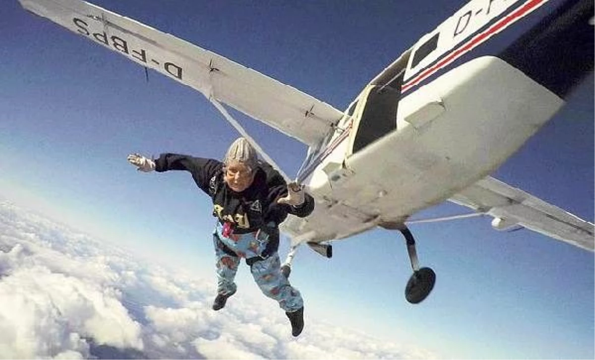 Dünyanın paraşütle atlayan en yaşlı kişisi İngiltere\'de öldü