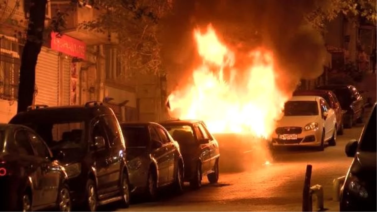 Fatih\'te park halindeki otomobil alev alev yandı