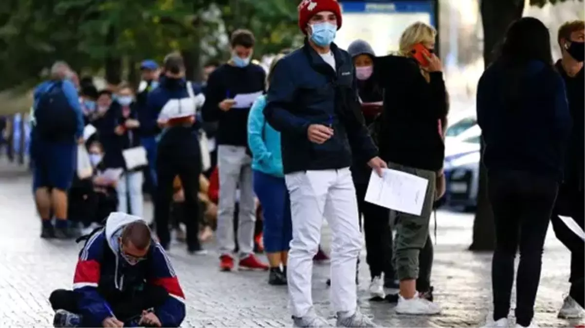 Binlerce kişi kontrollü bir ortamda koronavirüse yakalanmak için gönüllü oldu